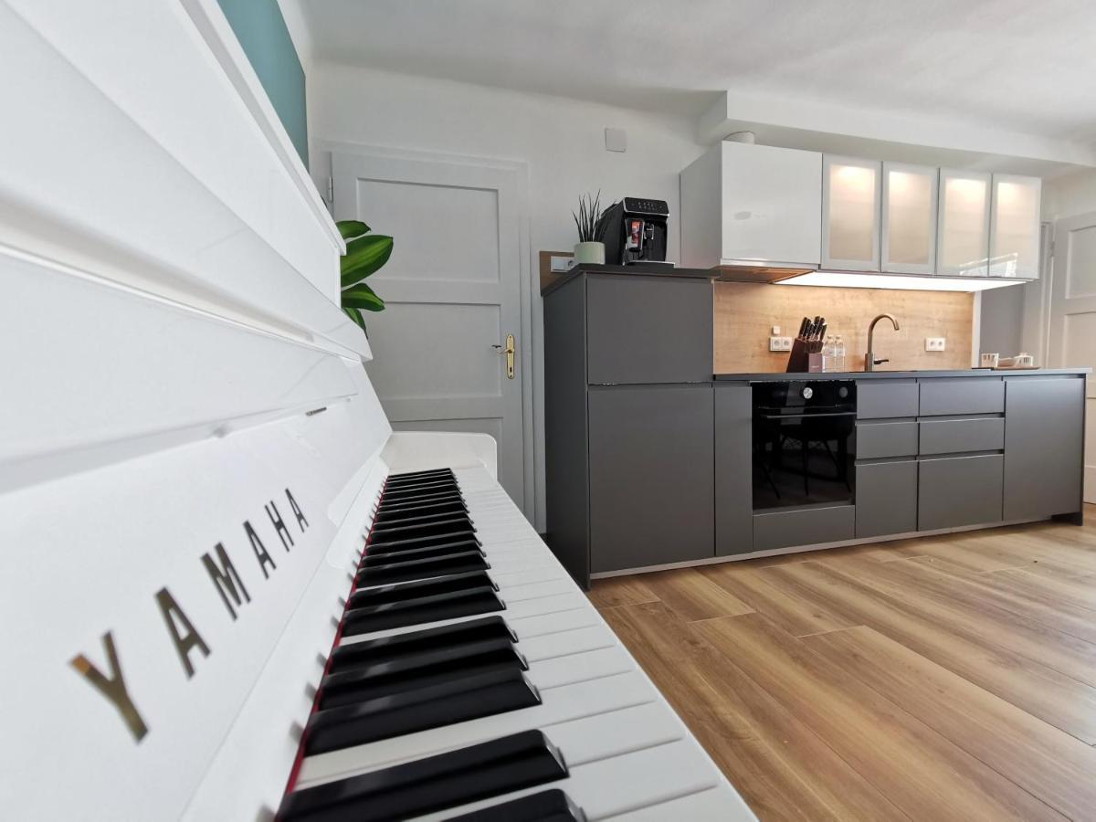 Neues City Center Piano Appartement Mit Netflix Klagenfurt am Woerthersee Luaran gambar