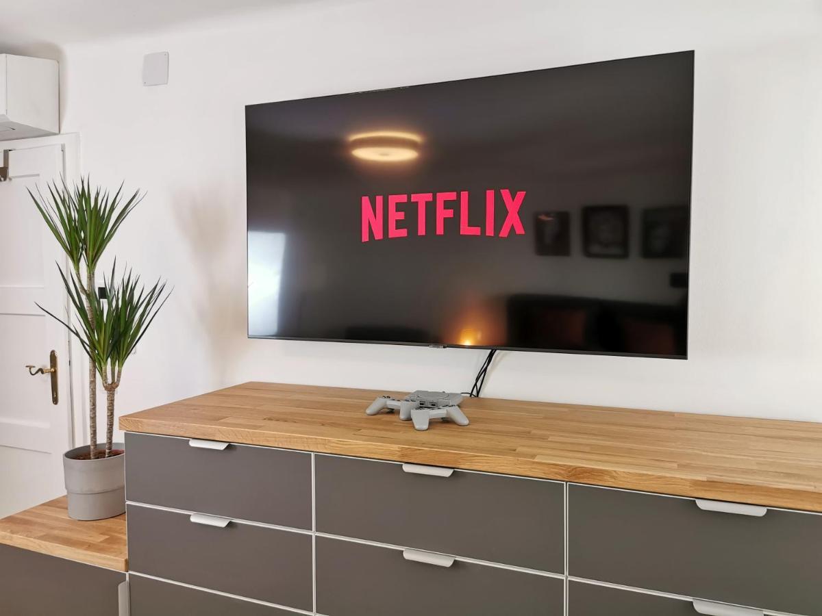Neues City Center Piano Appartement Mit Netflix Klagenfurt am Woerthersee Luaran gambar